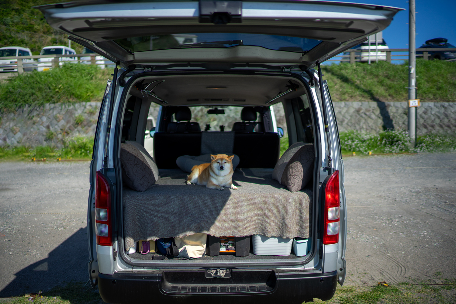 車の中で寝られるように、ベッドキットも付いています。