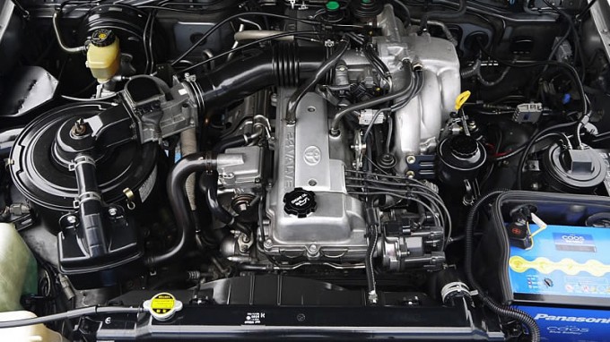 最新版】トヨタ ランドクルーザー80：時流に乗って進化したエンジン 