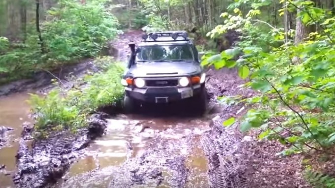 【動画で見るランクル】トヨタ ランドクルーザー、FJクルーザーの悪路走破性がわかる動画